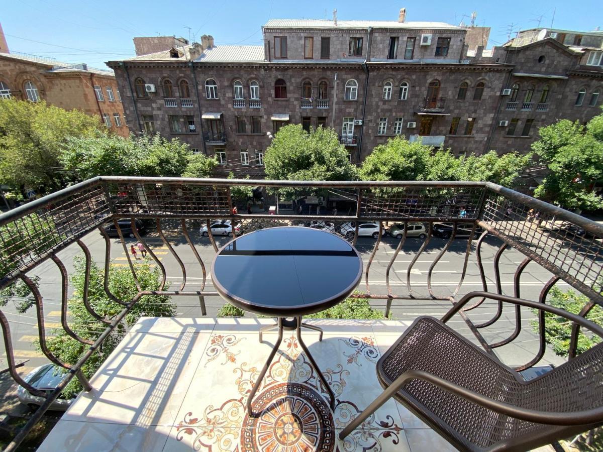 Amiryan Street 1 Bedroom Deluxe Apartment With Balcony Am104 Erevan Esterno foto