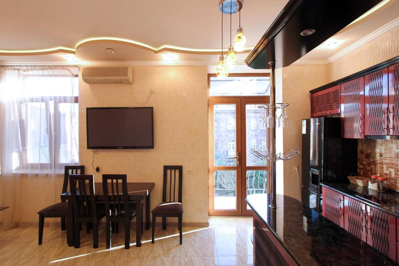 Amiryan Street 1 Bedroom Deluxe Apartment With Balcony Am104 Erevan Esterno foto